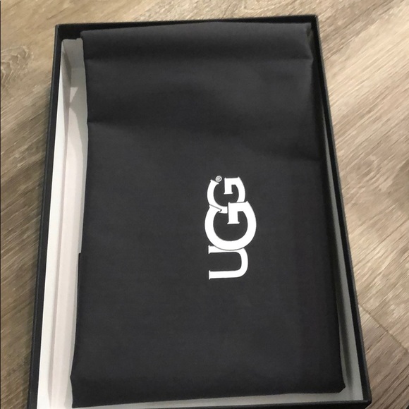 UGG Chateau genuine shearling lined slipppers - Picture 13 of 14